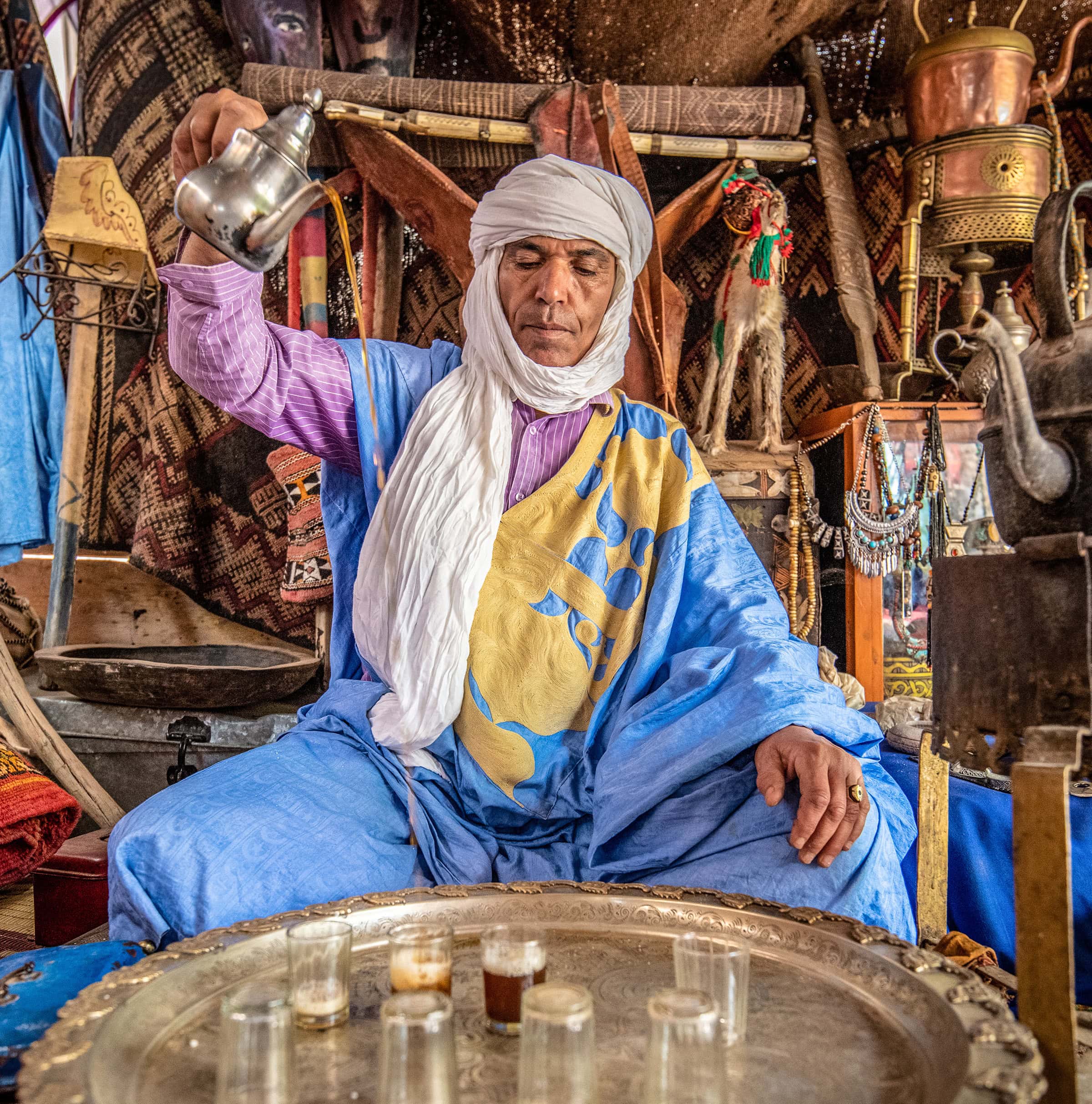 morocco-tea-berber-man-pouring